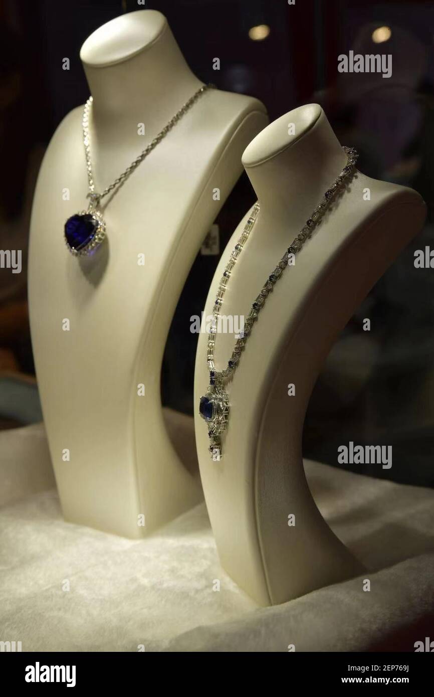 El corazón del océano, el collar de diamantes azul tanzanita de 128  quilates que aparece en la película de Titanic de Hollywood, se exhibe en  la segunda exposición Internacional de importaciones de