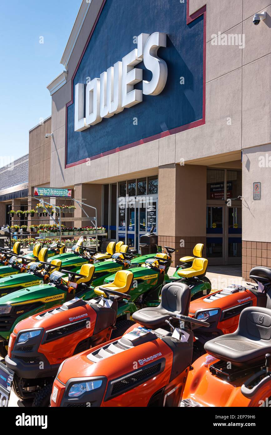 Lowe's Home Improvement Store con exhibición al aire libre de tractores de césped y suministro de paisaje en Snellville, Georgia, justo al este de Atlanta. (EE.UU.) Foto de stock