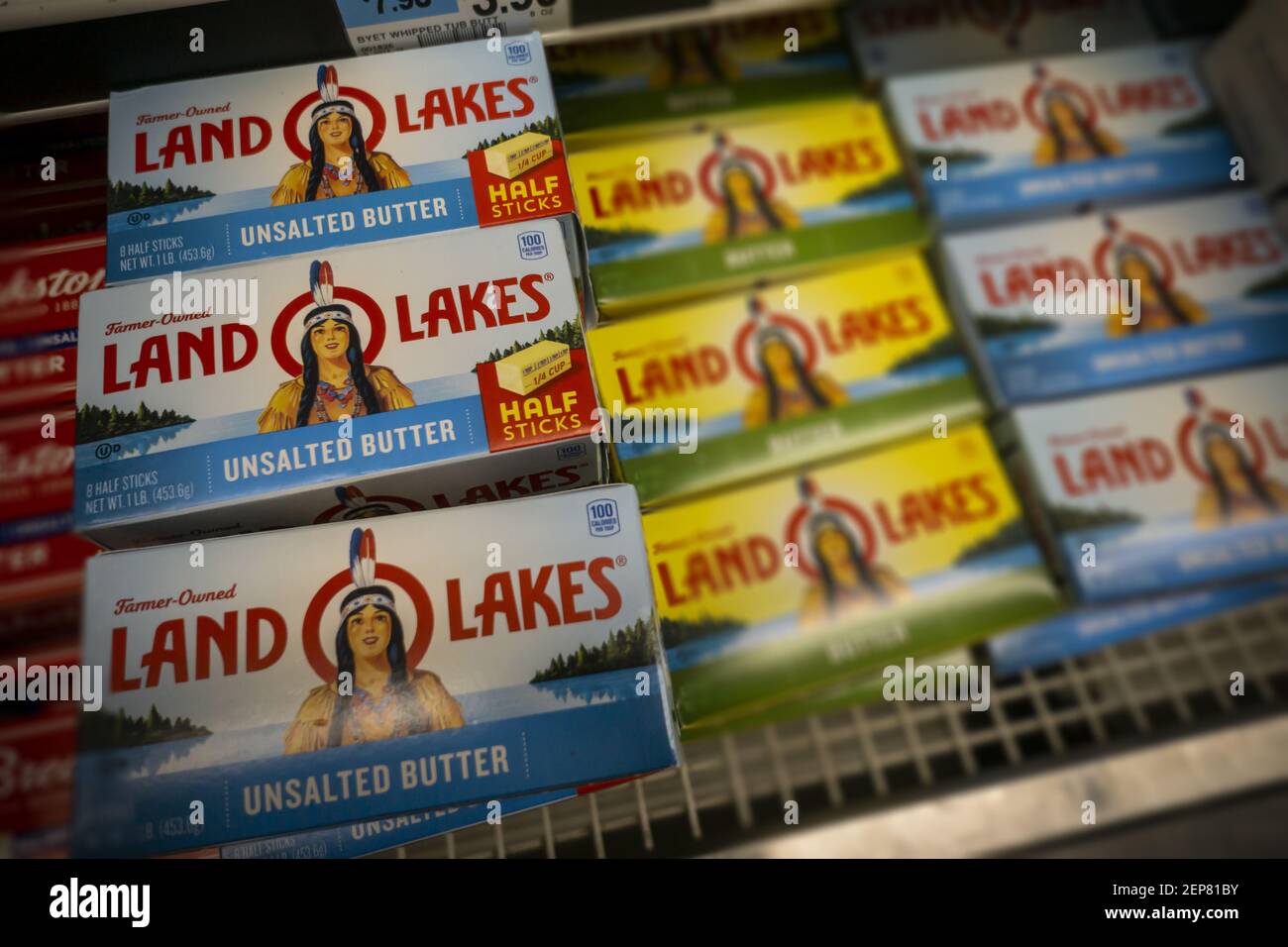 Paquetes de mantequilla de Marca Land o Lakes de Dean Foods en un  refrigerador de supermercado en Nueva York el martes, 26 de febrero de 2019.  Dean Foods ha sido declarado para