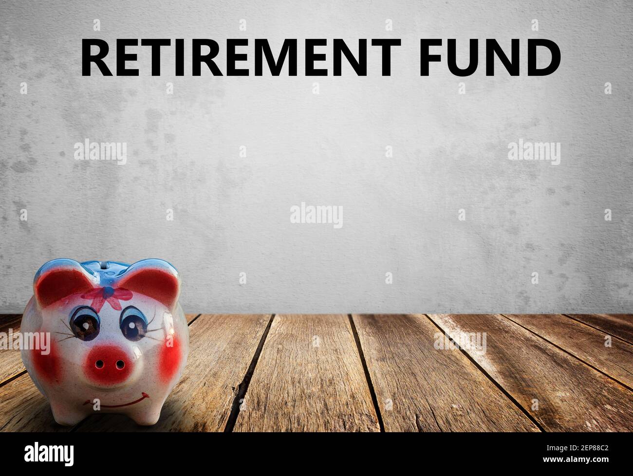 Texto con el Fondo de jubilación, Finanzas, banca, cuenta de ahorro de dinero, rosa piggy banco sobre fondo blanco. Futuro crecimiento de interés compuesto en el ahorro o Foto de stock