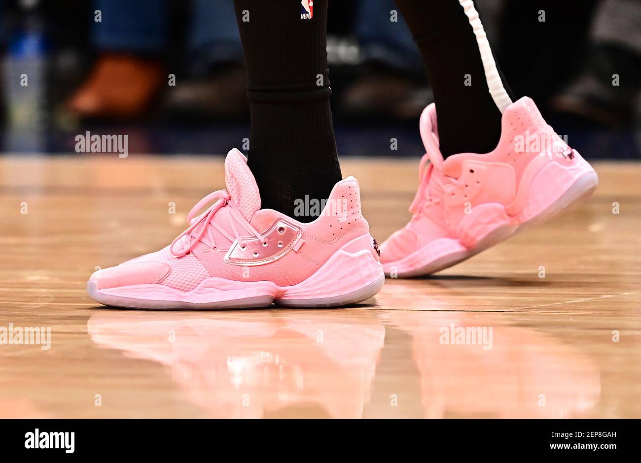 14 de noviembre de 2019; Denver, CO, EE.UU.; Vista detallada de los zapatos  de Brooklyn Nets guardia Dzanan Musa (13) durante el juego contra los  Denver Nuggets en el Pepsi Center. Crédito