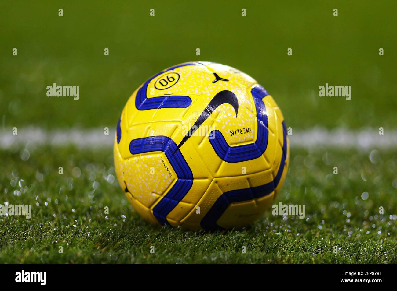 Balón de invierno Nike Hi-Vis Merlin durante el partido de la Premier  League entre Norwich City y Watford FC en Carrow Road. Puntuación final;  Norwich City 0 Watford FC 2 (Foto de