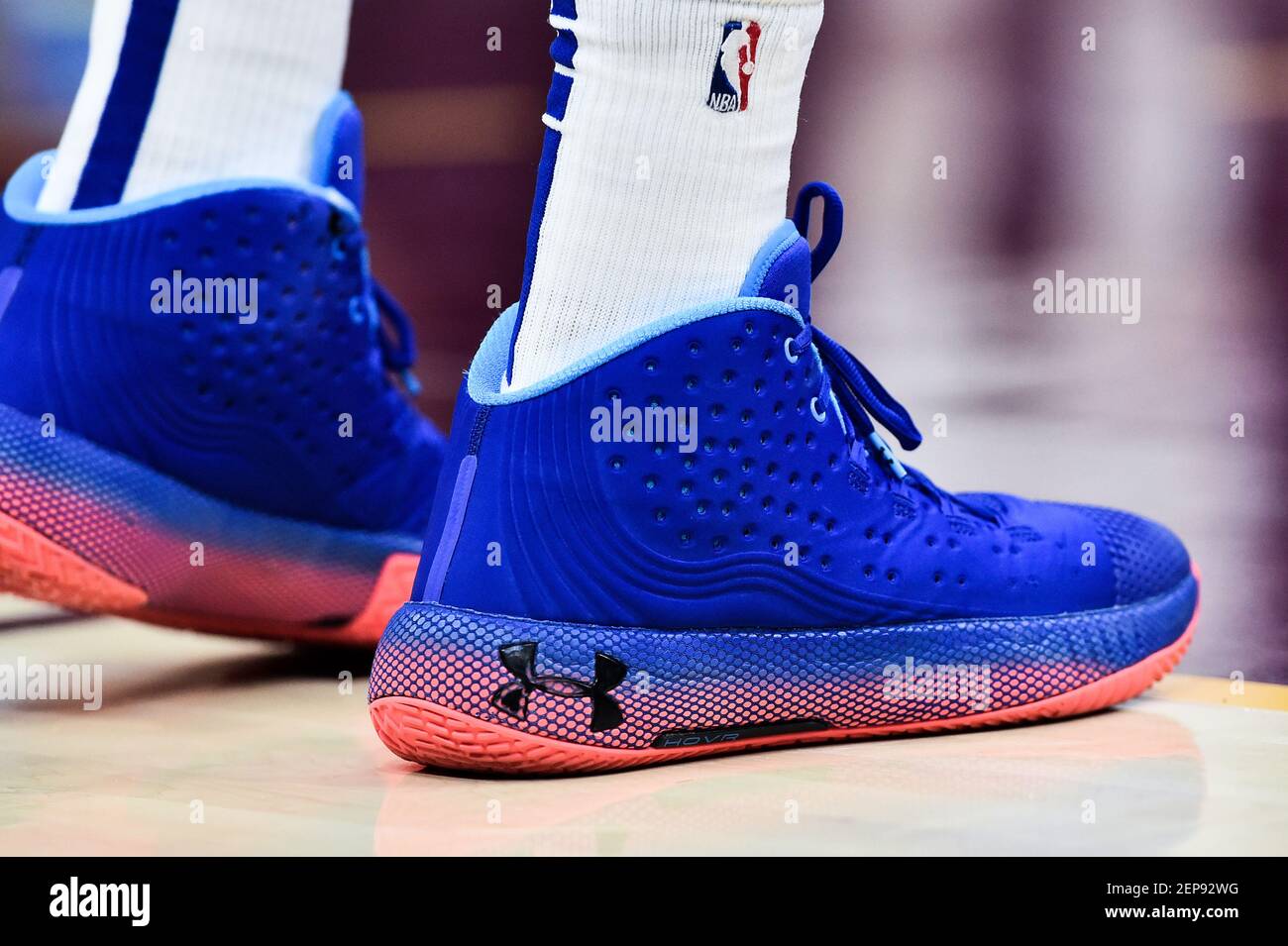 17 de noviembre de 2019; Cleveland, OH, EE.UU.; Un detalle de los zapatos  de Philadelphia 76ers centro Joel Embiid (21) durante la primera mitad en  Rocket Mortgage Fieldhouse. Crédito obligatorio: Ken Blaze-USA