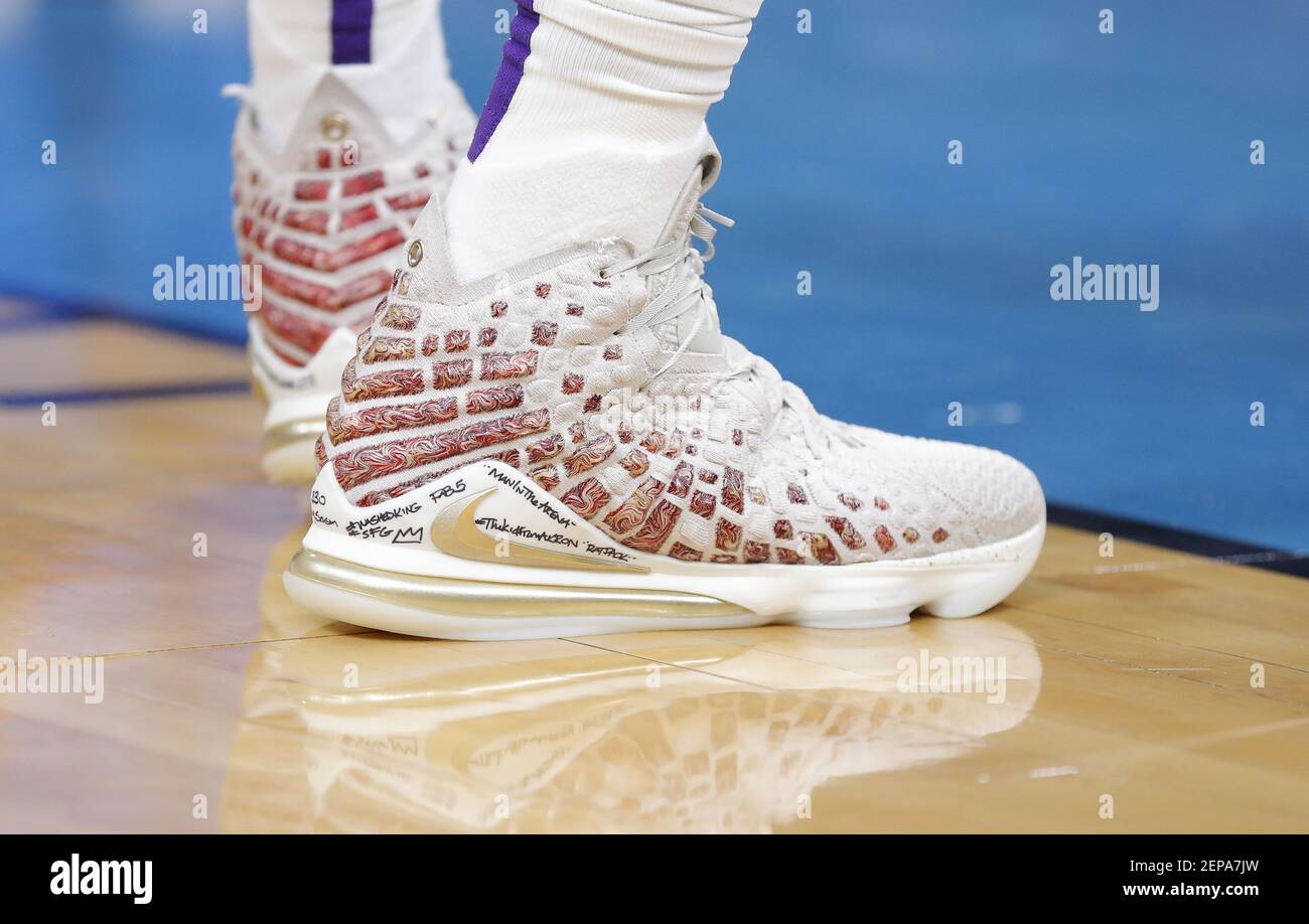 22 de noviembre de 2019; Oklahoma City, OK, EE.UU.; Los Angeles Lakers  adelantan los zapatos LeBron Jams durante la segunda mitad contra el Trueno  de la Ciudad de Oklahoma en Chesapeake Energy