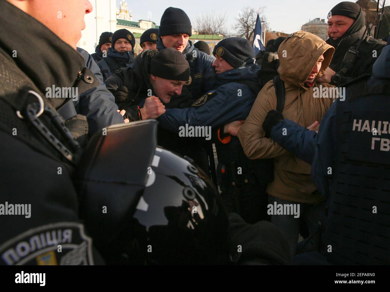 Activistas de extrema derecha, protestando contra la transfobia, roces con la policía en Kiev, Ucrania, 23 de noviembre de 2019. Decenas de personas participan en el mitin para conmemorar el vigésimo día Internacional de recuerdo de las personas transgénero muertas por la transfobia. (Foto de Sergii Kharchenko/Sipa USA) Foto de stock