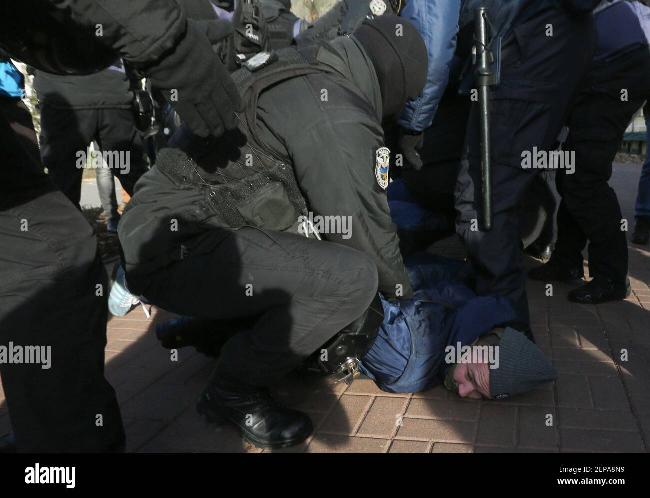 Los policías arrestaron a los activistas de extrema derecha que atacaron la manifestación contra la transfobia en Kiev, Ucrania, el 23 de noviembre de 2019. Decenas de personas participan en el mitin para conmemorar el vigésimo día Internacional de recuerdo de las personas transgénero muertas por la transfobia. (Foto de Sergii Kharchenko/Sipa USA) Foto de stock