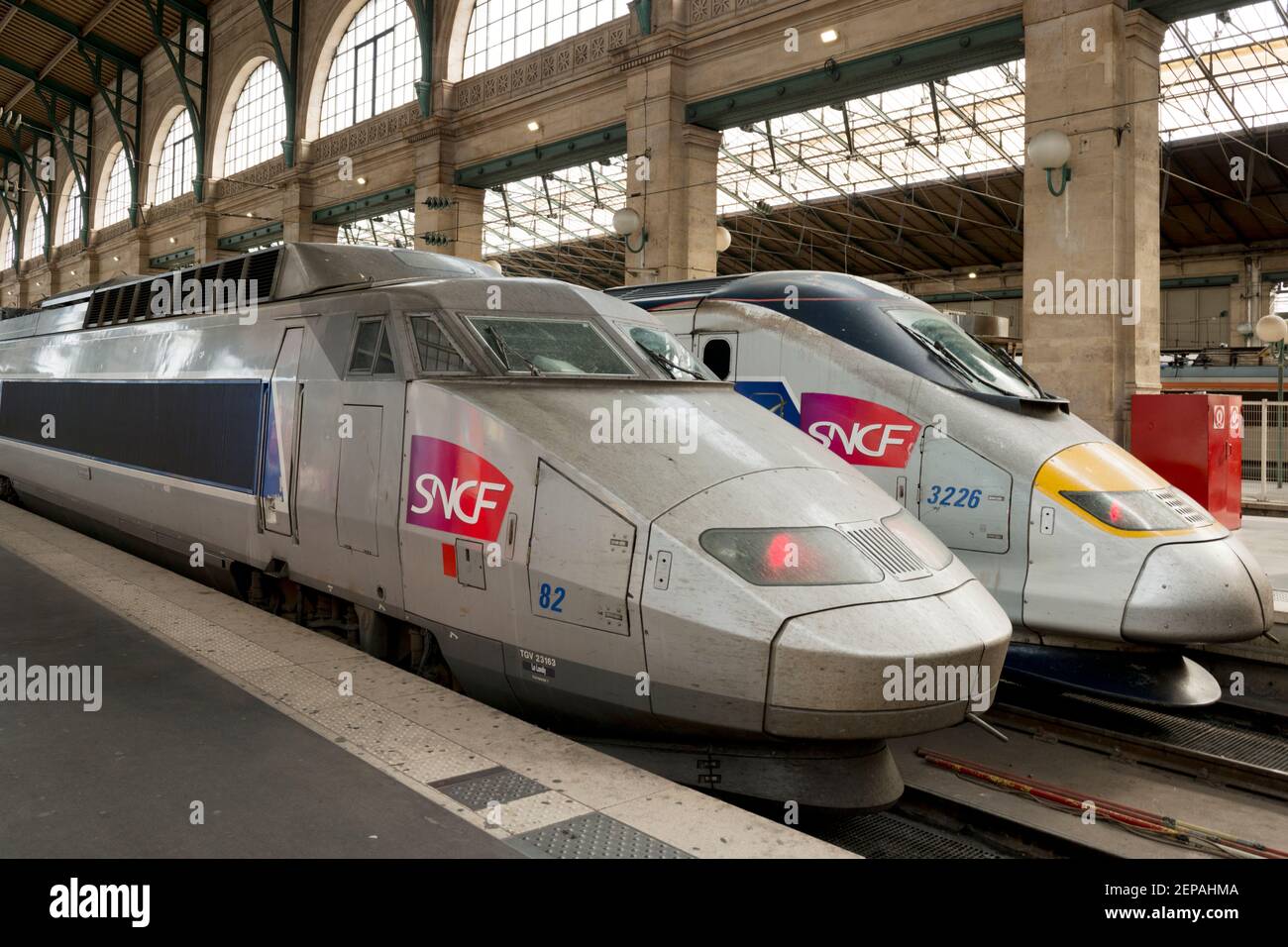 Dos trenes SNCF TGV esperando en las plataformas dentro de la estación Gare du Nord, París, Francia, Europa. Foto de stock