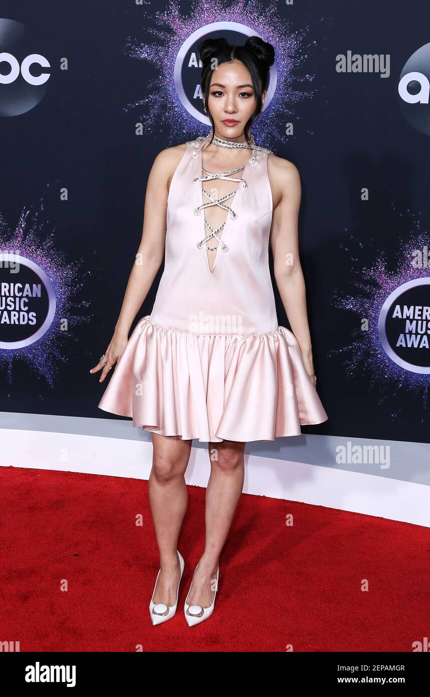 LOS ANGELES, CALIFORNIA, EE.UU. - NOVIEMBRE 24: La actriz Constance Wu  vestida con un vestido Prada y zapatos Christian Louboutinn llega a los 2019  American Music Awards celebrados en el Microsoft Theatre