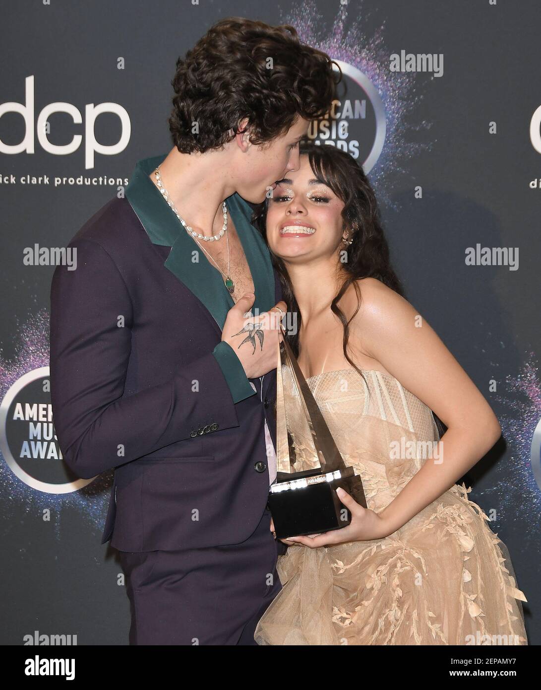 L-R) Shawn Mendes y Camila Cabello, ganadores del premio de colaboración  del año por 'Señorita', en la Sala de Prensa de los Premios de Música  Americana 2019 celebrada en el Microsoft Theatre