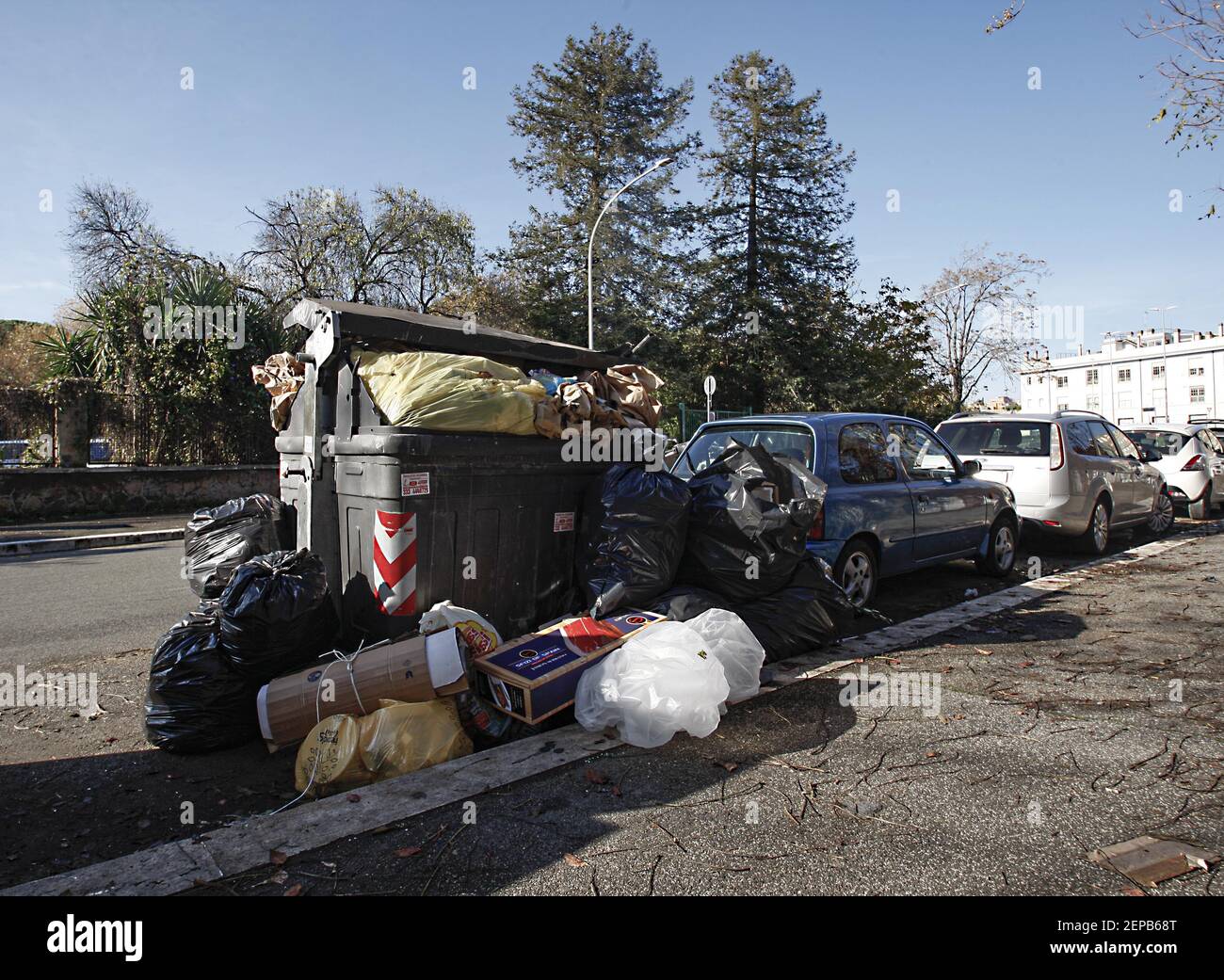 Nueva emergencia de residuos en Roma, Italia. (Foto de Claudio Sisto/Pacific Press/Sipa USA) Foto de stock