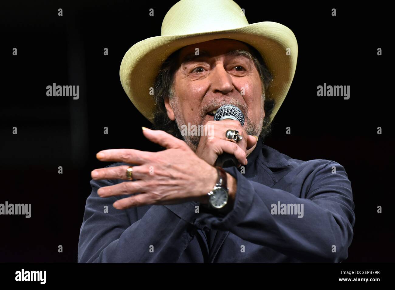 CIUDAD DE MÉXICO, MÉXICO - 27 DE NOVIEMBRE: El cantante español Joaquín  Sabina habla durante una rueda de prensa para promover su concierto * no  hay dos sin tres * en el