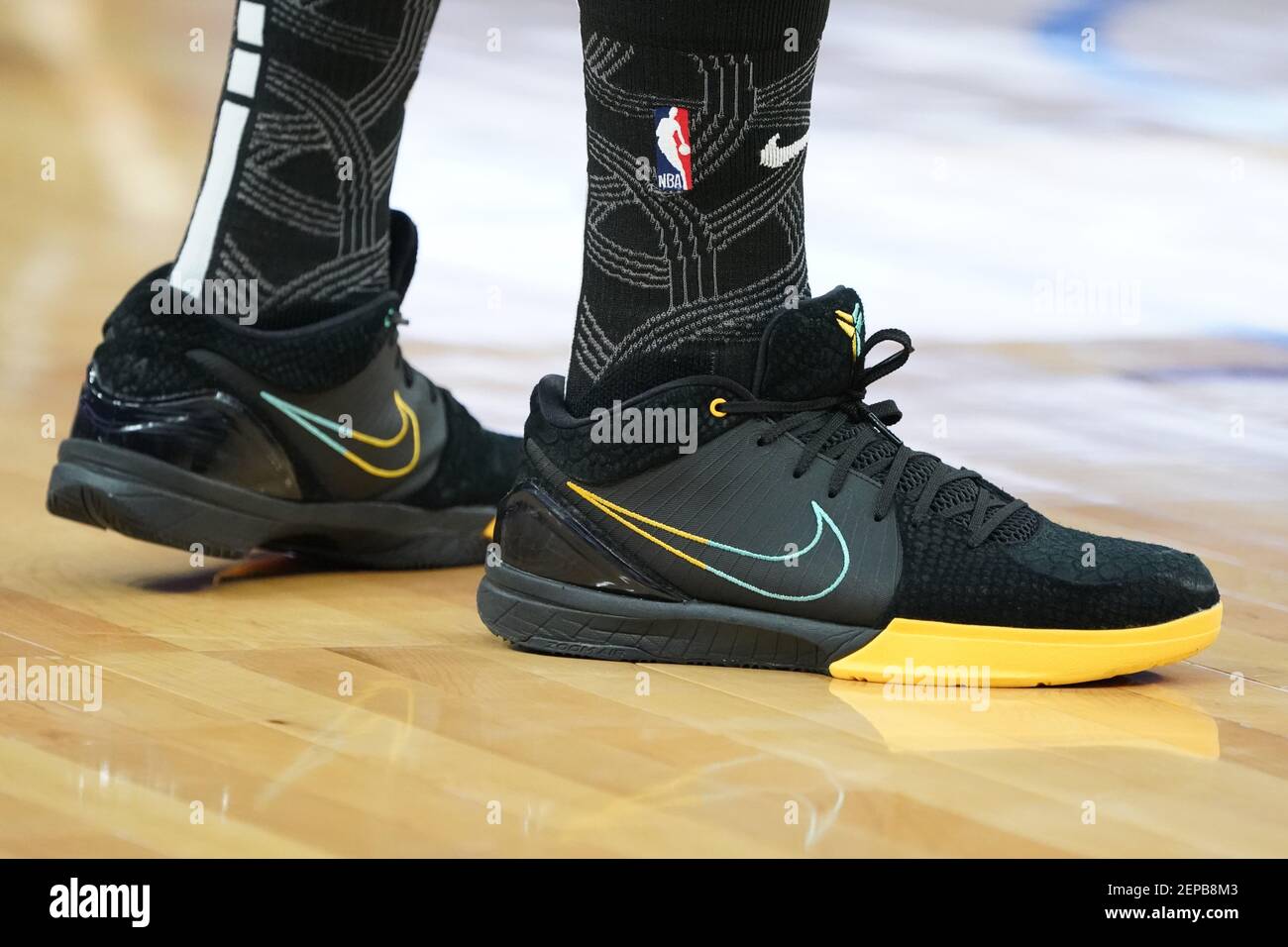 27 de noviembre de 2019; San Francisco, CA, EE.UU.; Vista detallada de los zapatos  Nike usados por el delantero de Golden State Warriors Eric Paschall (7)  durante el primer cuarto contra los