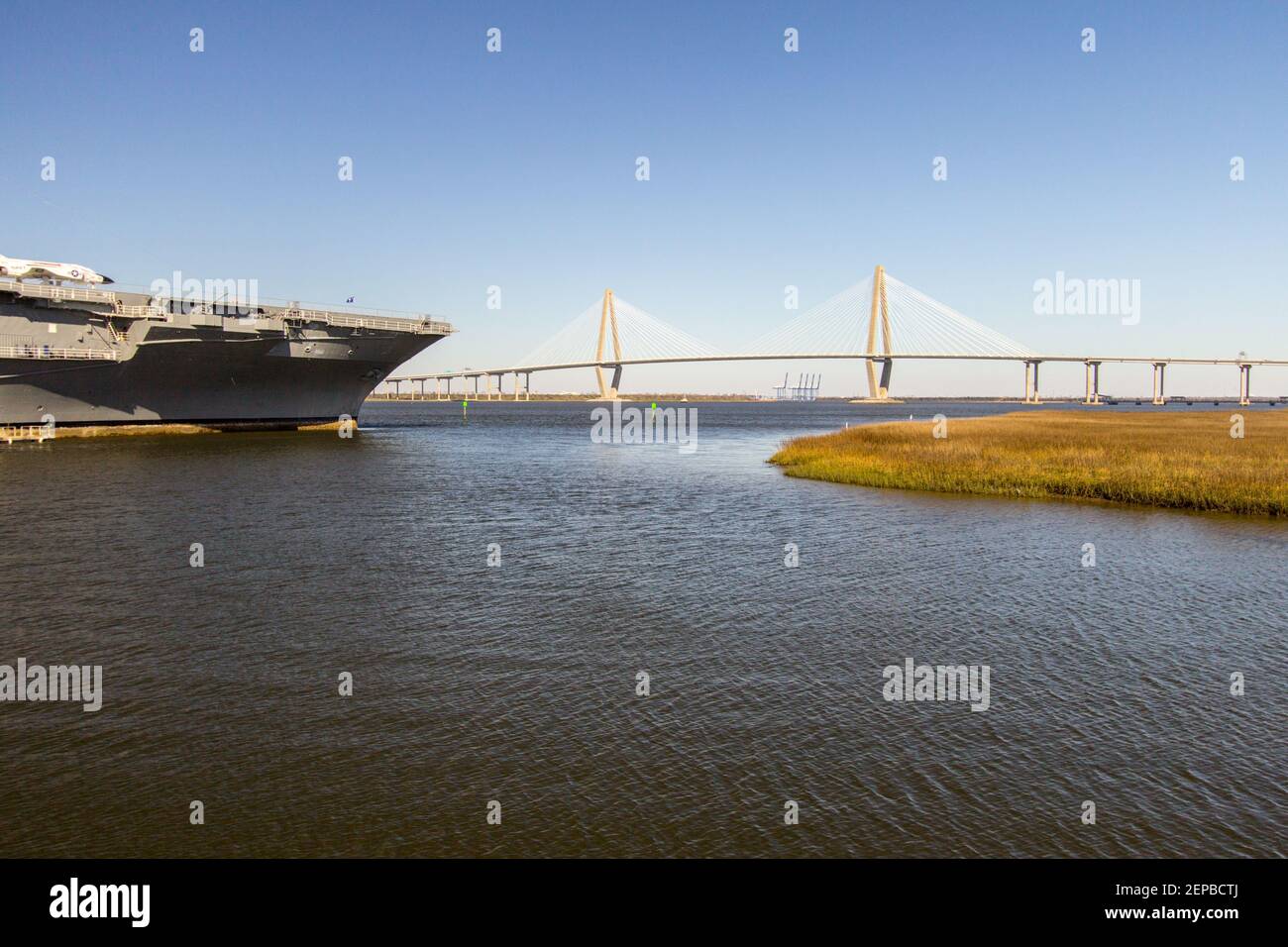 El USS Yorktown y Ravenel Bridge en Patriots Point en Mount Pleasant, Carolina del Sur. Foto de stock