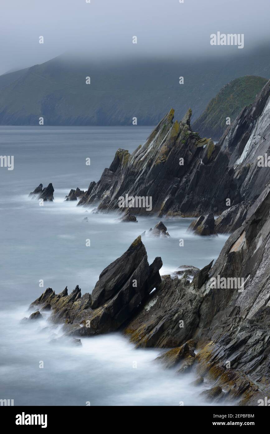 Rocas afiladas que salen del mar en Slea Head, península de Dingle, Irlanda. Foto de stock