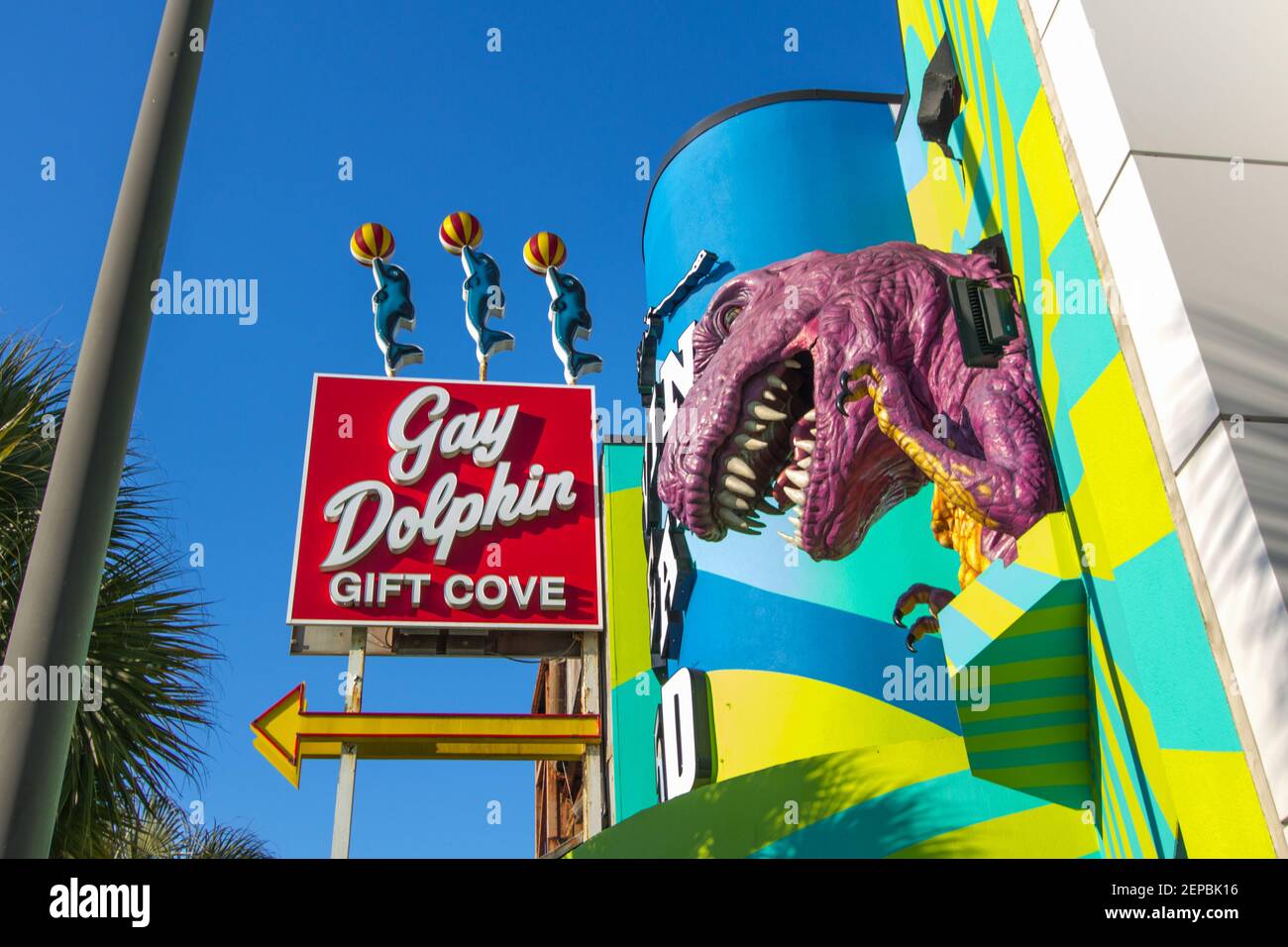 Myrtle Beach, Carolina del Sur, EE.UU. - 25 de febrero de 2021: Las señales para las atracciones turísticas bordean el distrito de paseo marítimo entarimado del centro de Myrtle Beach, SC. Foto de stock