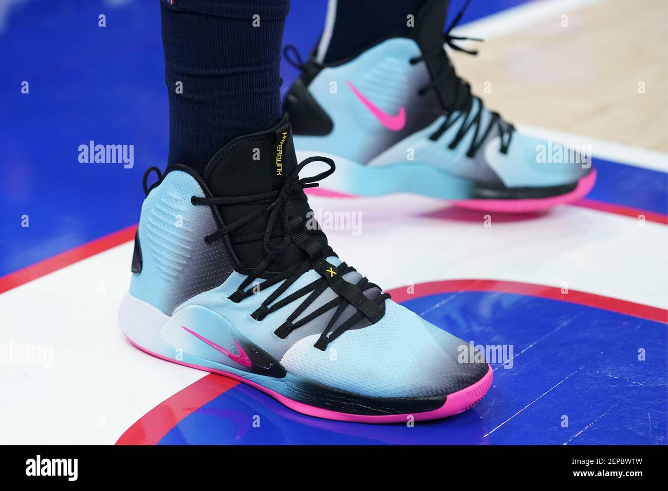 30 de noviembre de 2019; Sacramento, CA, EE.UU.; Vista detallada de las  zapatillas Nike usadas por el centro de Denver Nuggets Nikola Jokic (15)  durante el segundo cuarto contra los Reyes de