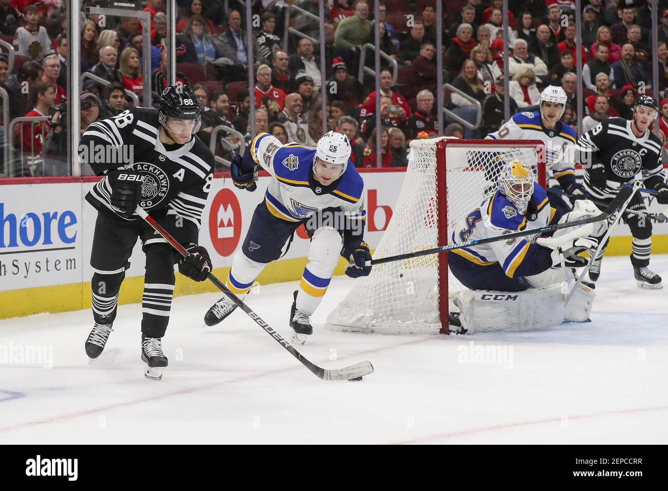 El ala derecha de Chicago Blackhawks Patrick Kane (88) pasa el disco cerca de la juerga de St. Louis Blues Jake Allen (34) durante el primer período el lunes, 2 de diciembre de 2019 en el United Center en Chicago. (Armando L. Sanchez/Chicago Tribune/TNS) Foto de stock