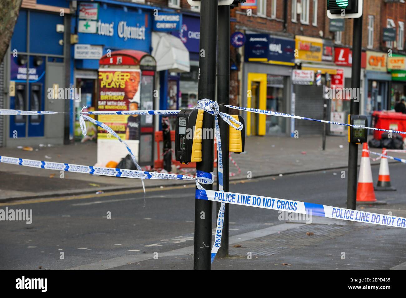 Una cinta policial vista alrededor de la escena del crimen cerca de la