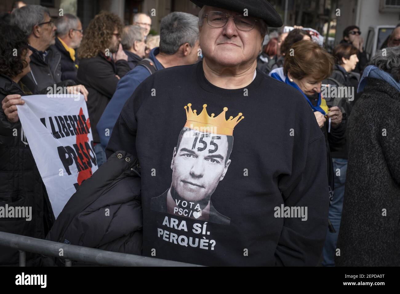 Un manifestante es visto usando una camisa con una caricatura del  presidente Pedro Sánchez usando una corona real durante la manifestación.  Cientos de manifestantes por la independencia de Cataluña se reunieron  frente