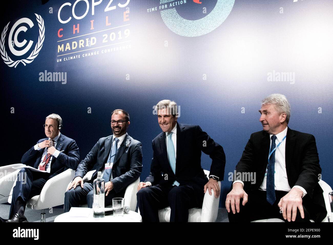MADRID, ESPAÑA - DICIEMBRE 10 2019: (De izquierda a derecha) Sergio Costa,  Ministerio de Medio Ambiente, Protección de la Tierra y del Mar, Italia,  Lorenzo Fioramonti, Ministro de Educación, Universidad e Investigación,