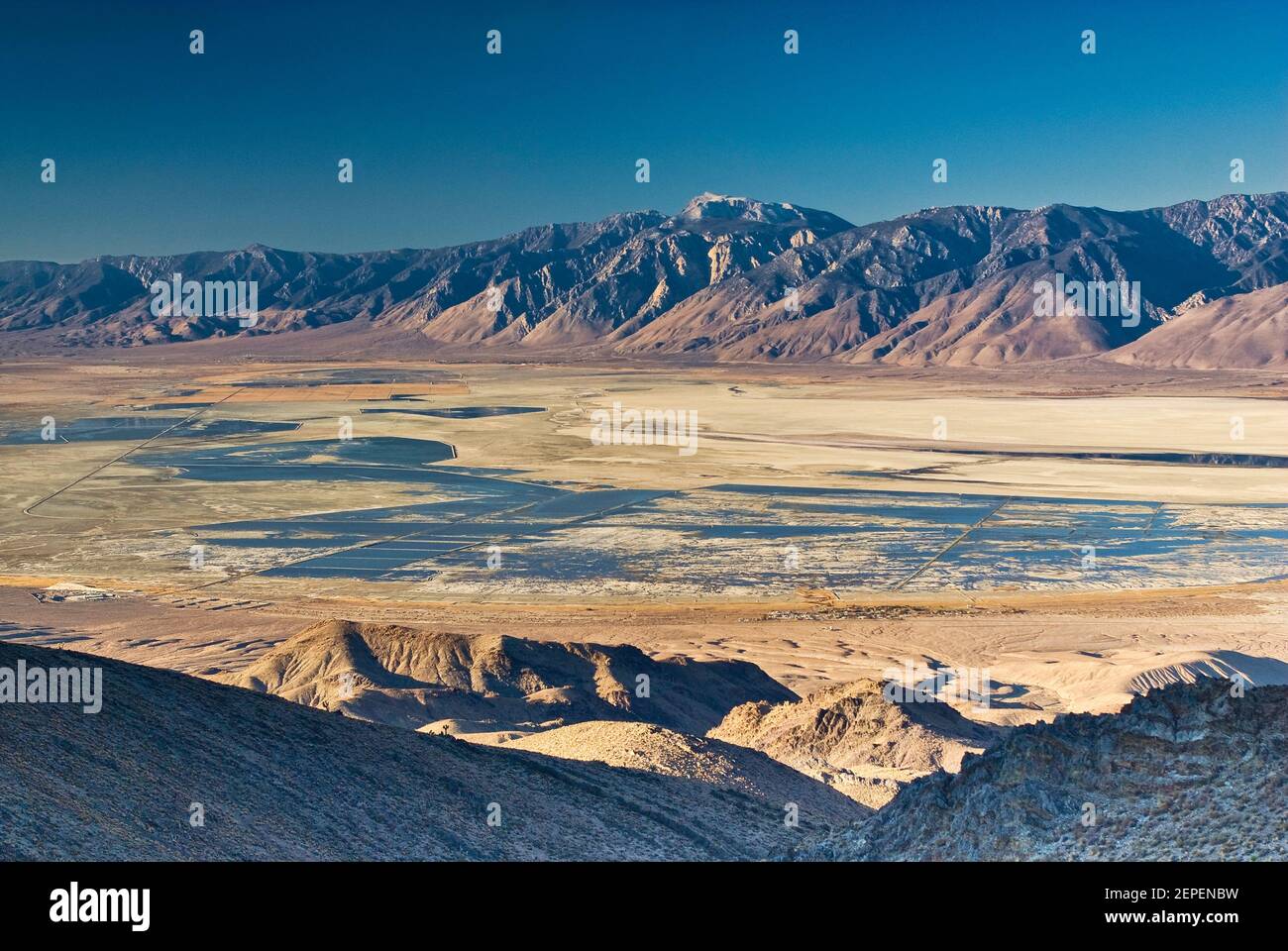Owens Lake y las montañas del este de Sierra Nevada vistas a través de Owens Valley desde Cerro Gordo Road en las montañas Inyo al amanecer, California, EE.UU Foto de stock