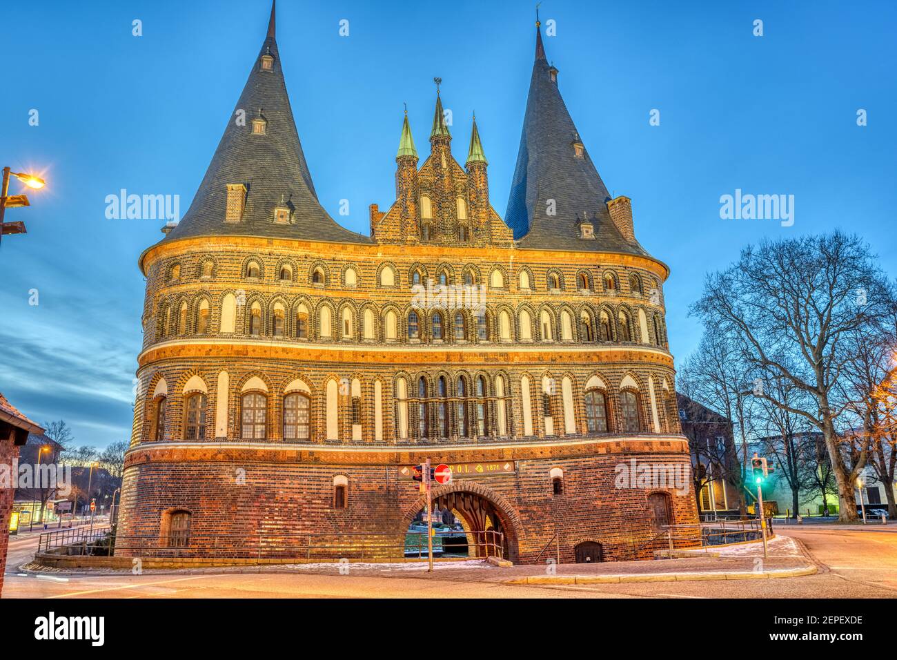 La histórica Puerta de Holsten en Lübeck, Alemania, al atardecer Foto de stock