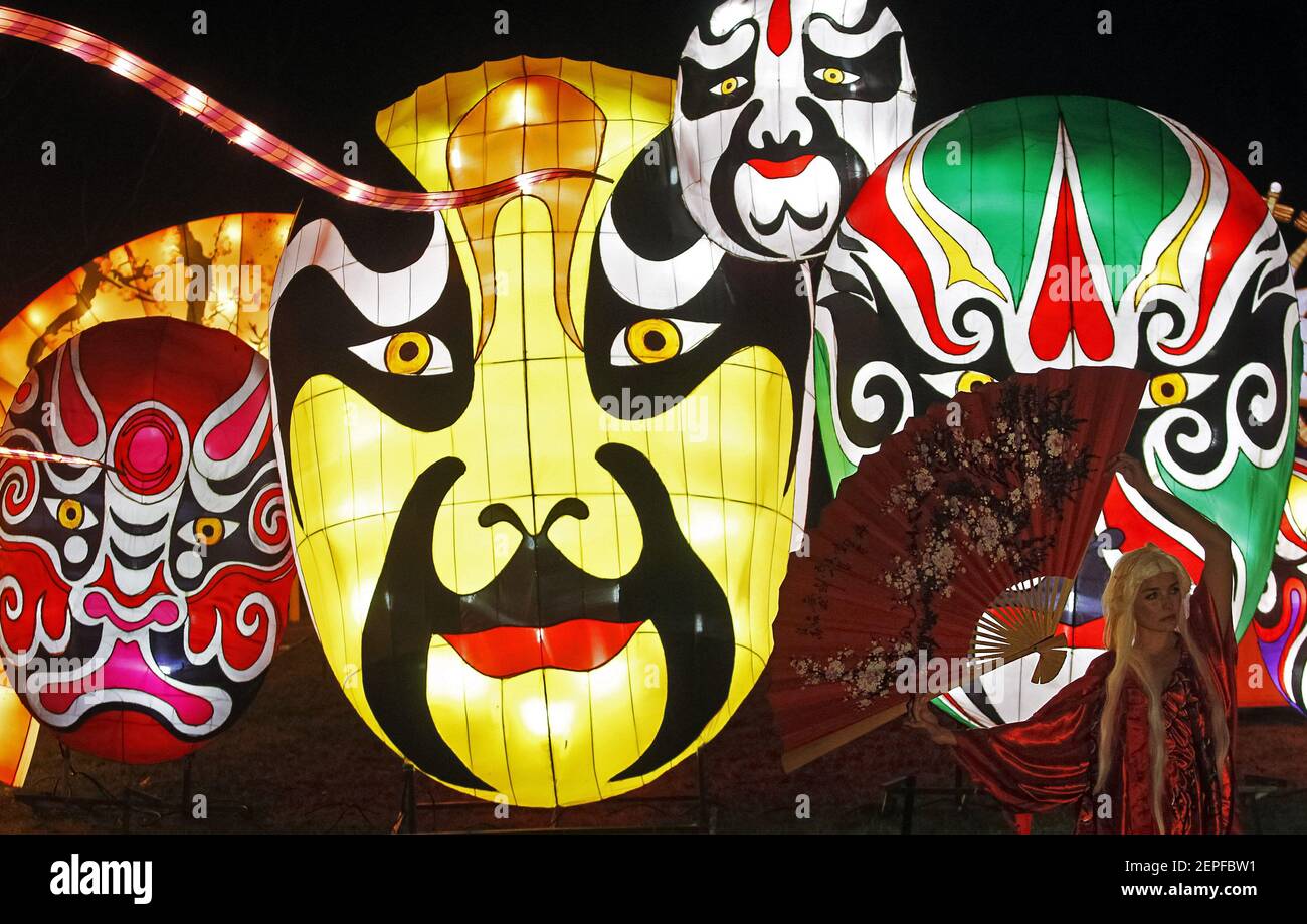 Una mujer se presenta frente a las máscaras gigantes de faroles durante el  festival. Más de 30 figuras gigantes de faroles, incluyendo el legendario  ejército de terracota, la Gran Muralla de China,