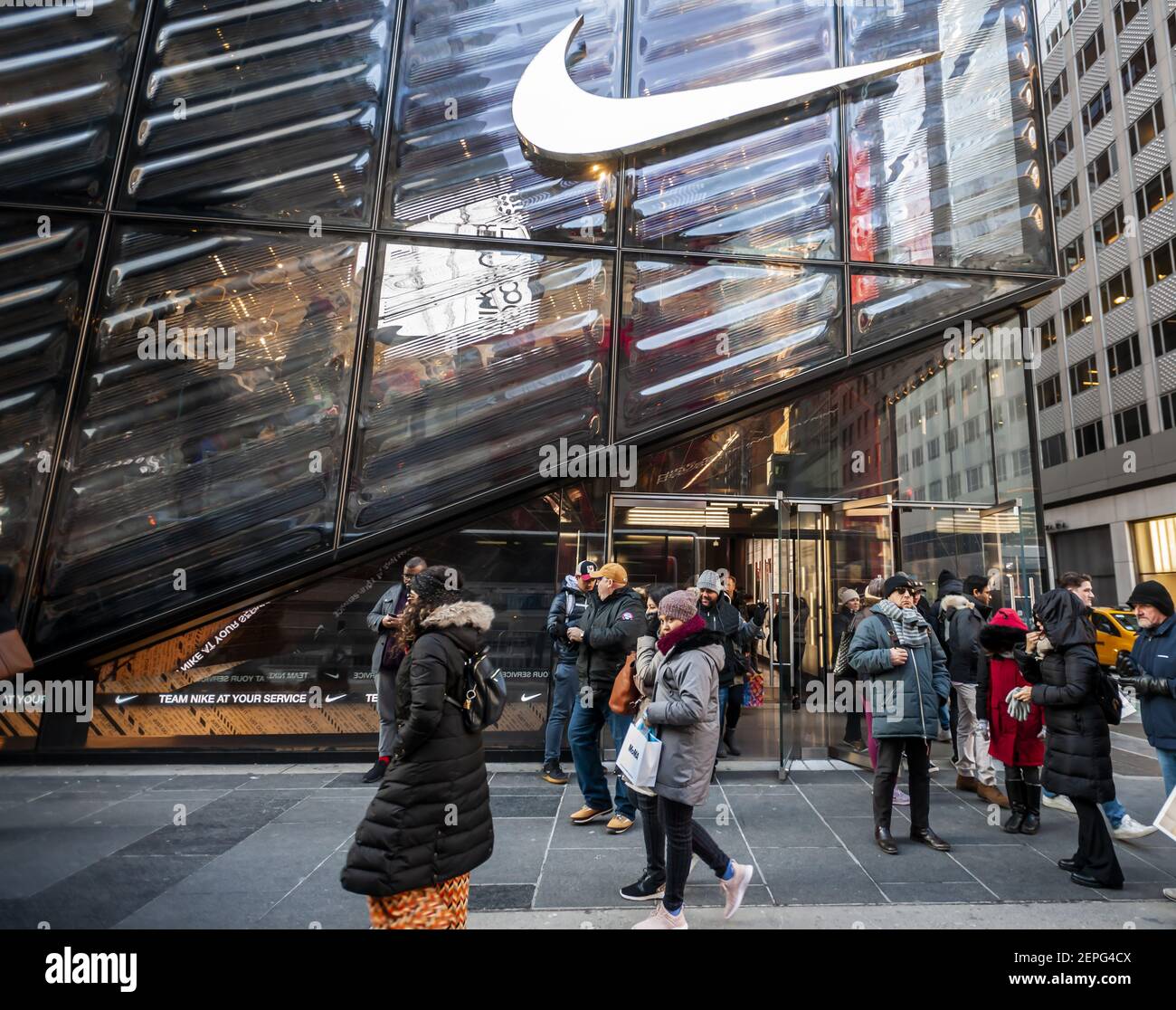 Compradores y visitantes fuera de la tienda insignia de Nike “House of  Innovation” en la Quinta Avenida en Nueva York el jueves, 19 de diciembre  de 2019. Se espera que Nike libere