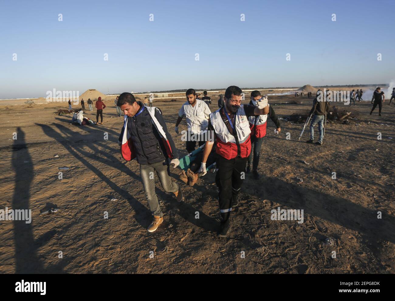 Un palestino herido fue evacuado durante la manifestación. Los