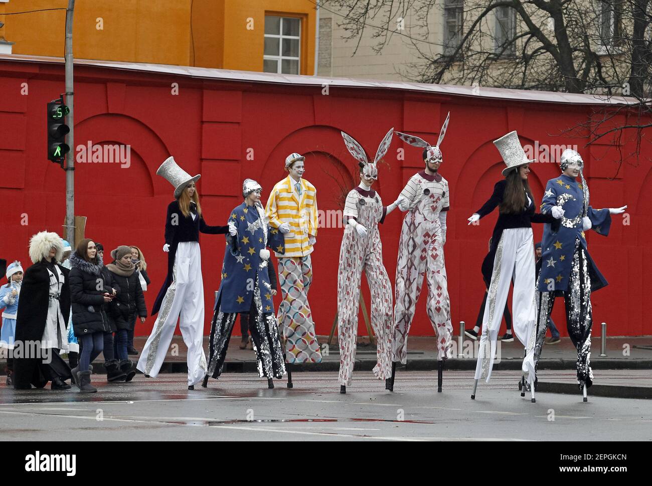 Participantes en disfraces de payaso durante el desfile. Unos quinientos  participantes vestidos con varios trajes navideños pasaron por el centro de  la capital ucraniana con música en vivo y fuegos artificiales. Los