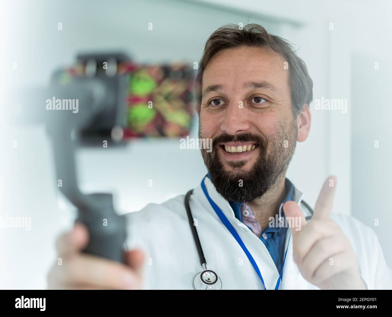 Doctor hablando y streaming de contenido médico en línea, foto de alta calidad Foto de stock