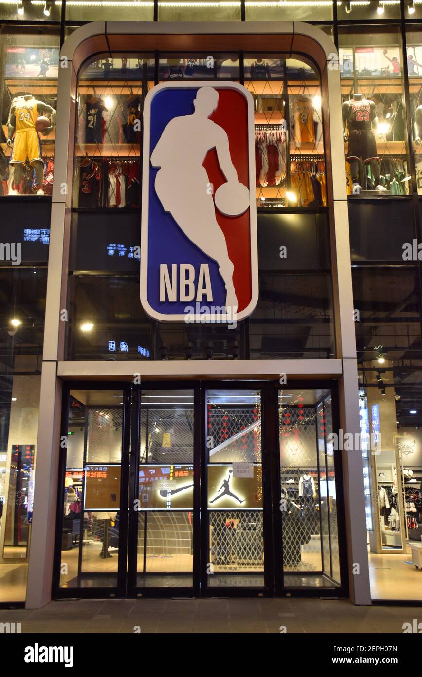 Beijing, China-NBA tienda insignia en Wangfujing, Beijing, 26 de diciembre  de 2019. La tienda insignia de la NBA en Beijing se divide en dos pisos con  un área de ventas de 1,145