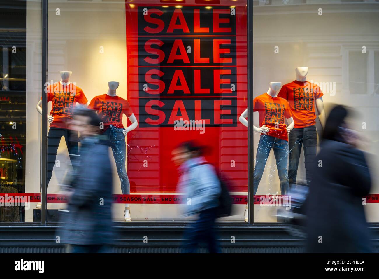 Una tienda de ropa Express en Nueva York el sábado, 28 de diciembre de 2019  promueve sus ventas post-Navidad. (Foto de Richard B. Levine Fotografía de  stock - Alamy