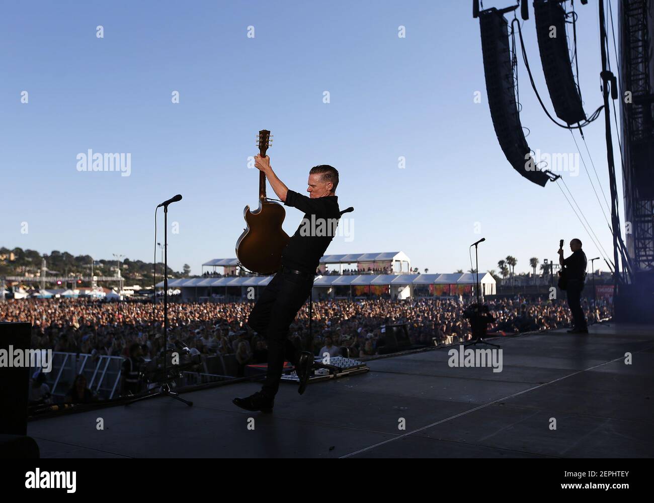 Bryan Adams actúa en el escenario Sunset Cliffs en KAABOO del Mar el 14 de septiembre de 2019, en del Mar, California (K.C. Alfred/San Diego Union-Tribune/TNS) Foto de stock