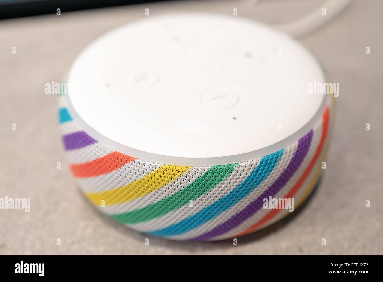 Close-up de recién liberado Amazon Dot Eco Kids Edition altavoz  inteligente, diseñado para el uso en niños, con arco iris de colores,  utilizando el asistente de voz de Alexa, 31 de agosto