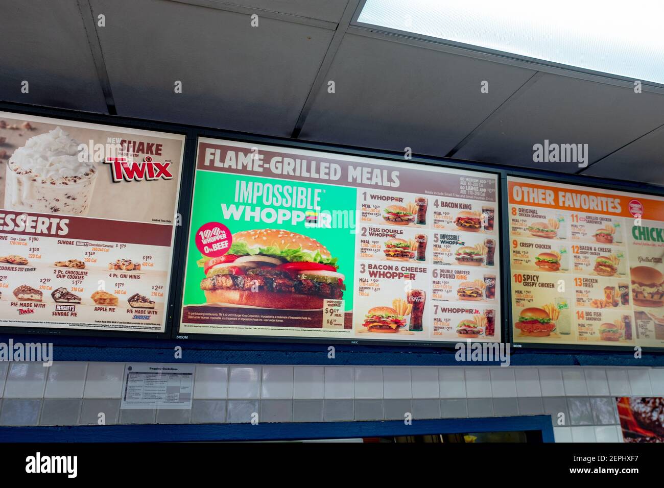 Primer plano del menú de Burger King con publicidad para Impossible  Whopper, utilizando una patente de hamburguesa con base de proteína vegetal  de la empresa de tecnología alimentaria Impossible, durante una prueba