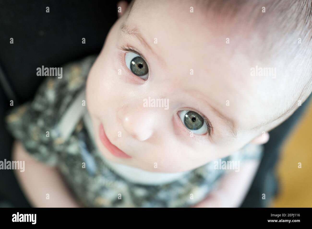 Primer Plano De Bebe Lindo Con Ojos Verdes Alto Foto Fotografia De Stock Alamy