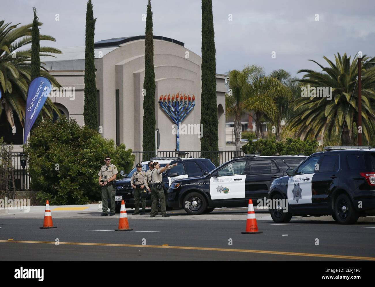 Los diputados del sheriff del condado de San Diego están fuera del Chabad de Poway, donde un tiroteo mortal tuvo lugar el día anterior, el 28 de abril de 2019, en Poway, California. (K.C. Alfred/San Diego Union-Tribune/TNS) Foto de stock