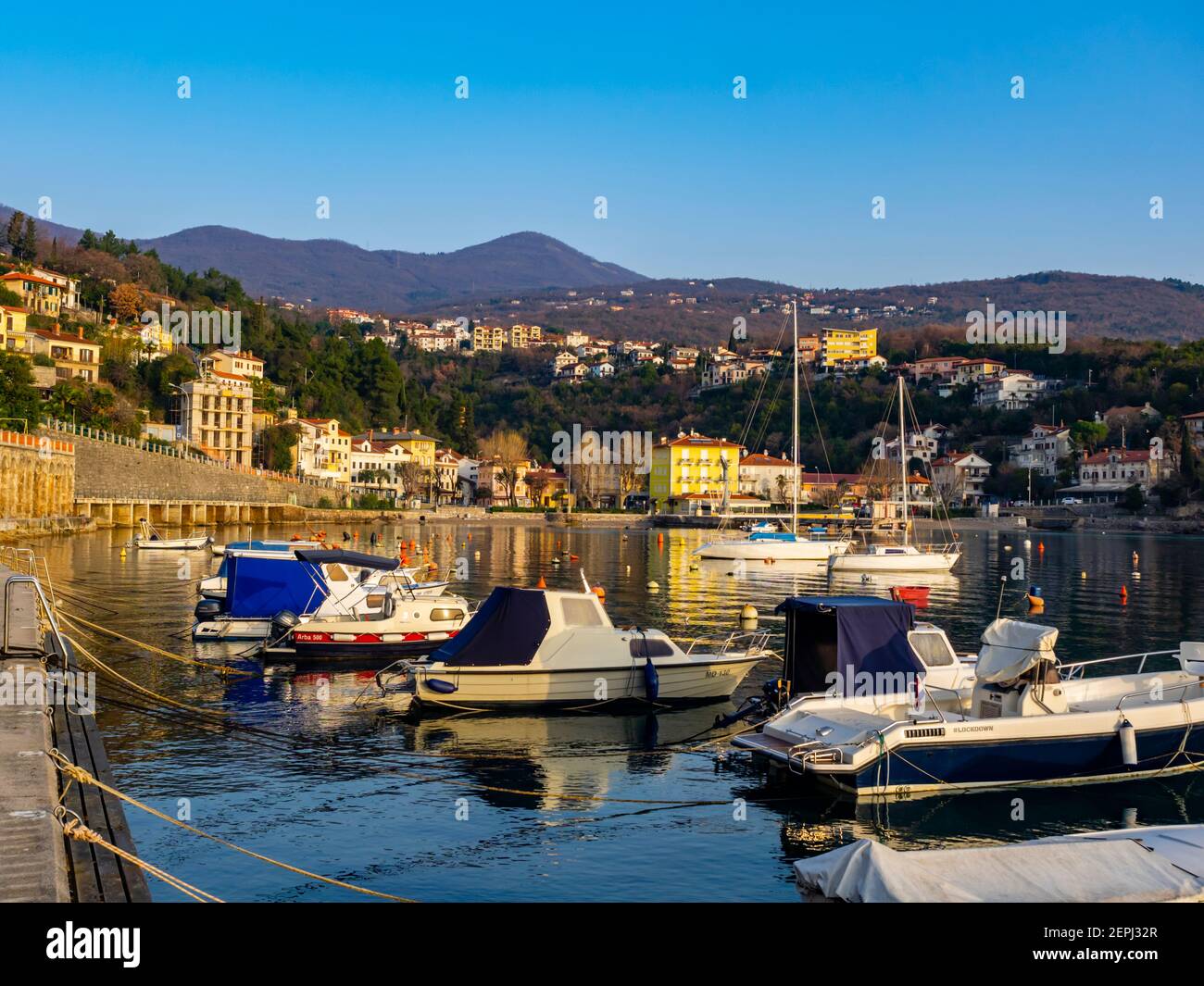 Paseo marítimo en Ika en Croacia Europa barcos amarrados barco barcos en puerto Foto de stock