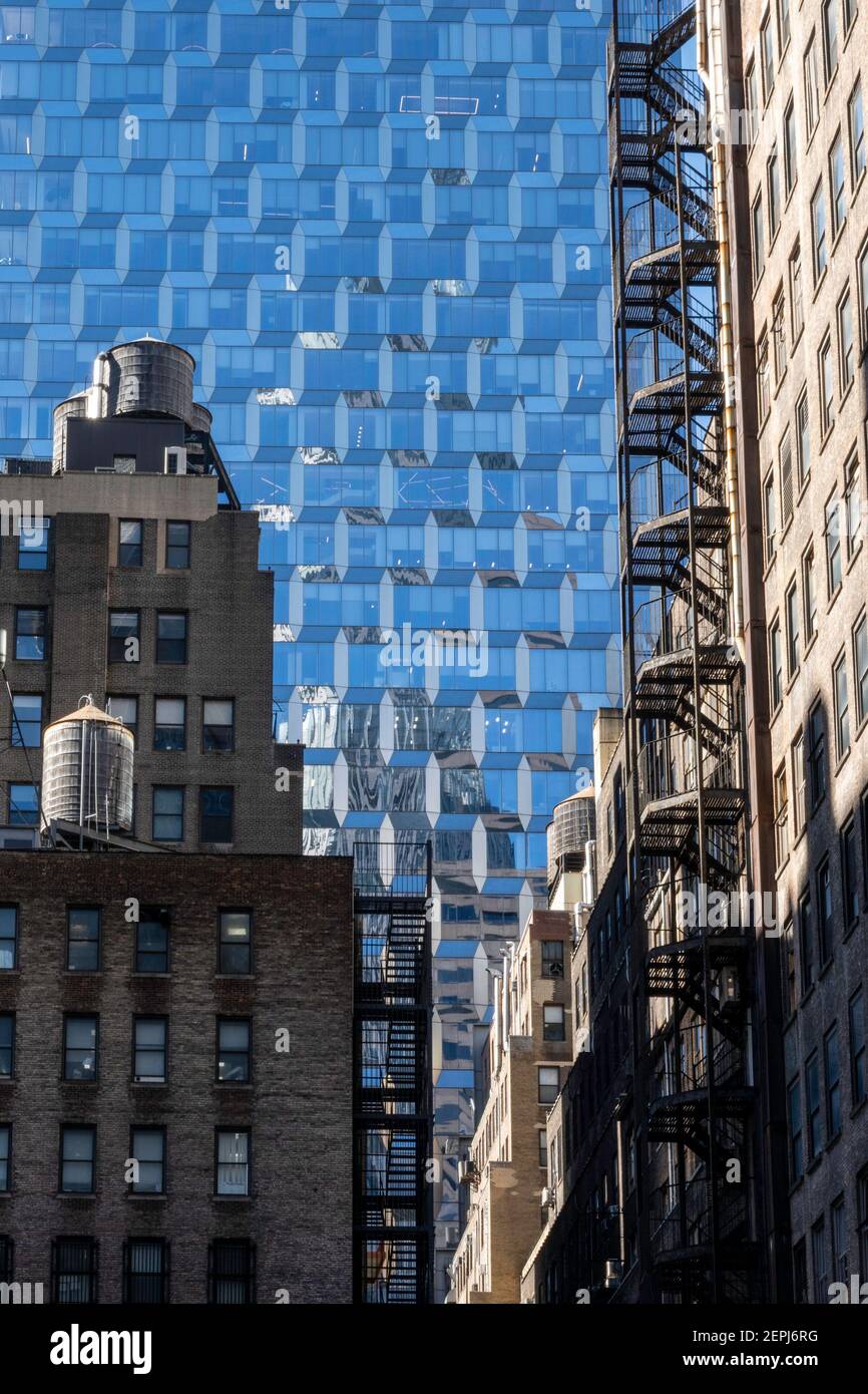 Los edificios antiguos y nuevos en el centro de Manhattan ofrecen un contraste agudo, Nueva York, Estados Unidos Foto de stock