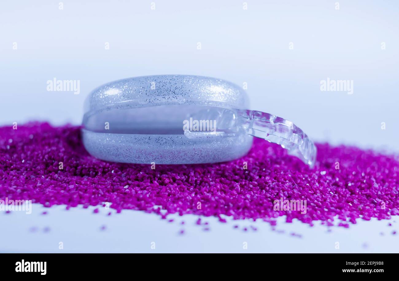 la vida de una dental parcialmente una caja. la caja y la férula dental se encuentran sobre piedras lilas Fotografía de stock - Alamy