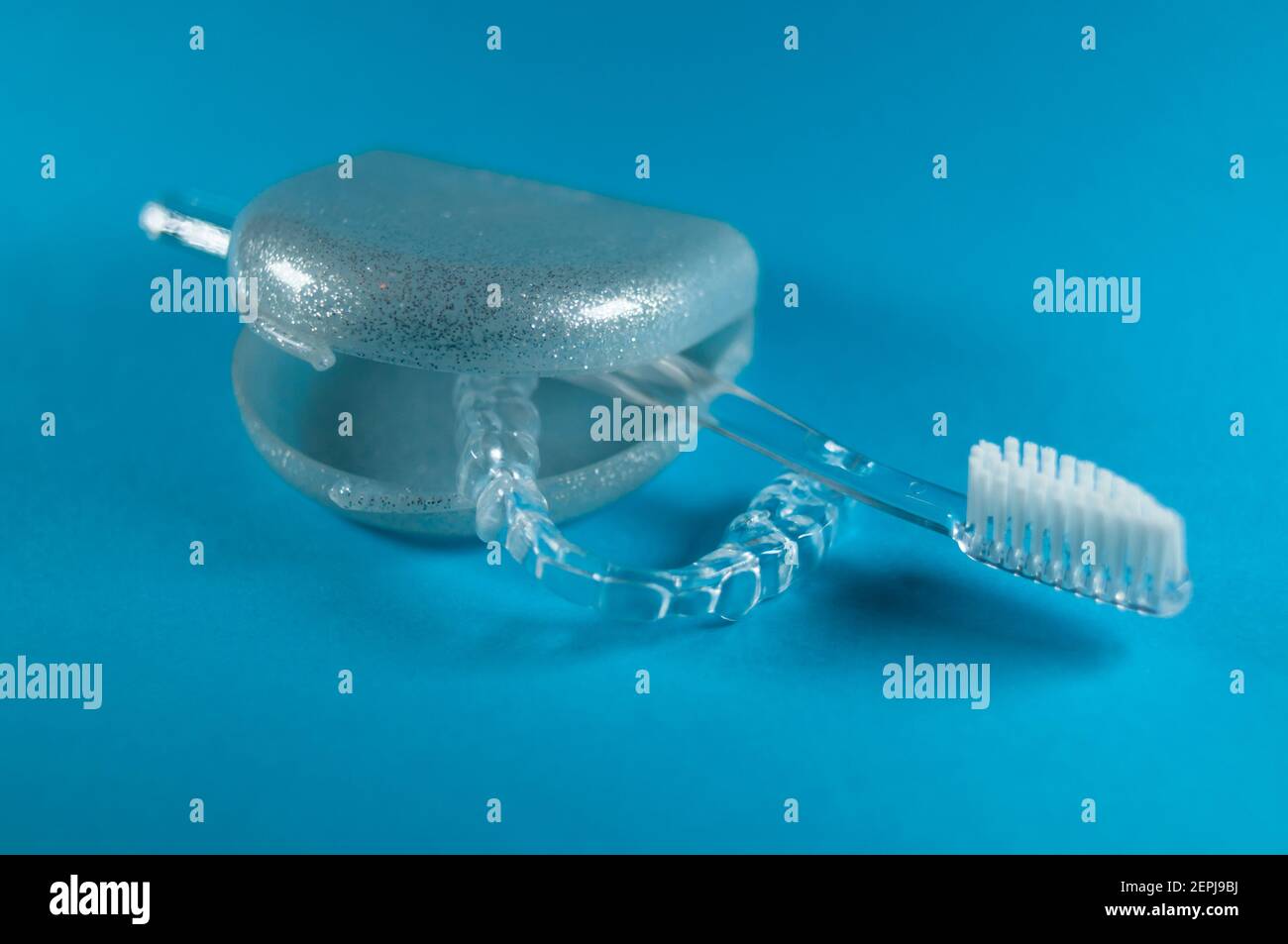 una férula dental se encuentra en una caja de almacenamiento abierta. hay  un cepillo de dientes Fotografía de stock - Alamy