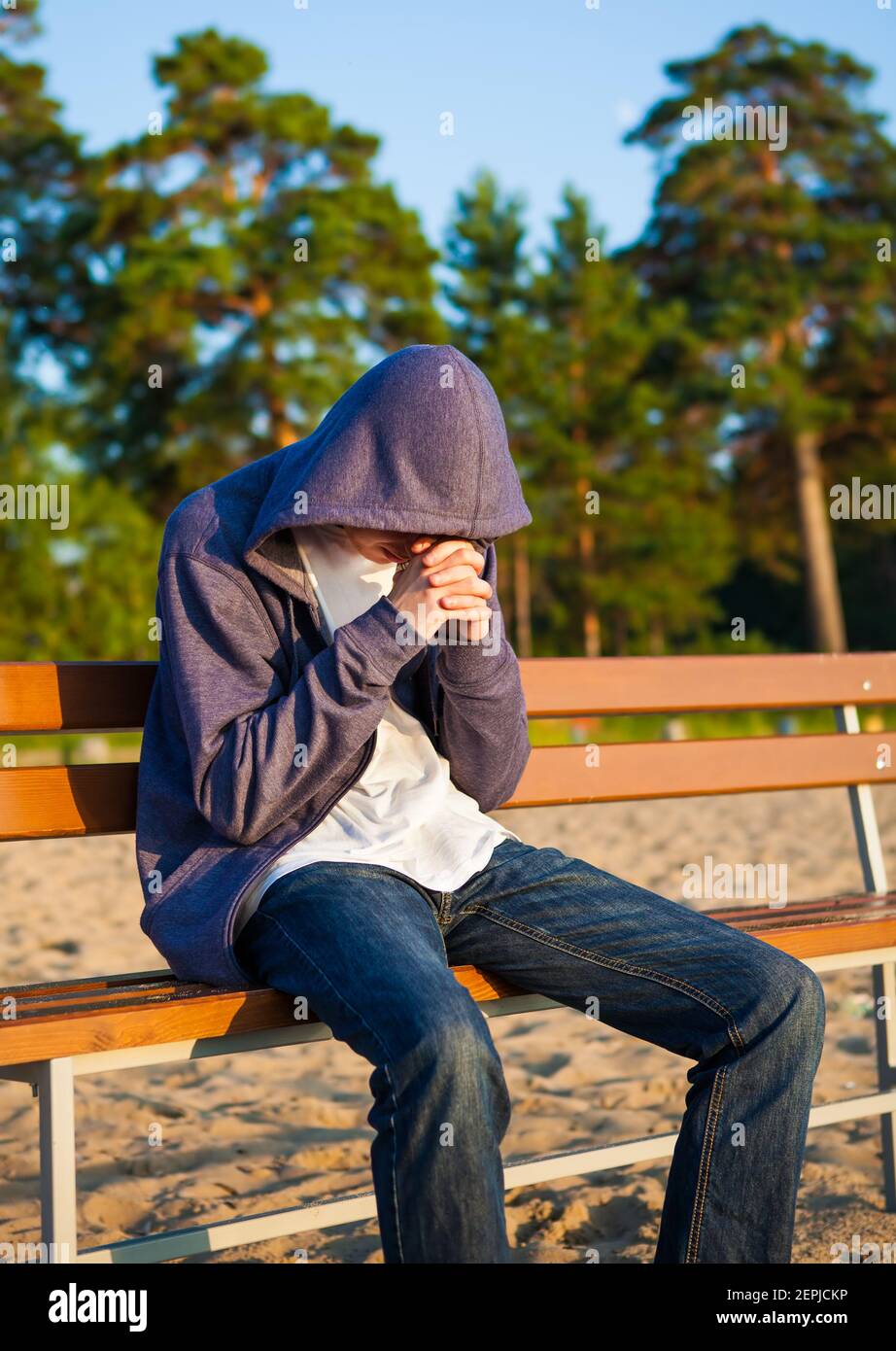 Hombre triste en el banco imagen de archivo. Imagen de efecto - 46957043