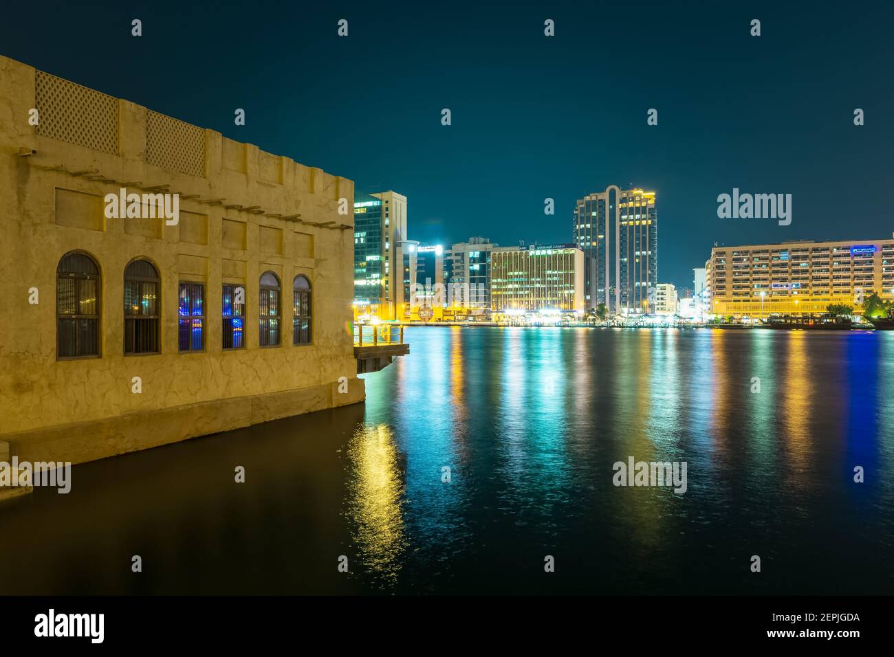 Dubai, EAU, 23 de noviembre de 2020: Al Seef Dubai Creek por la noche. Transporte público de agua que conecta varios distritos como Business Bay y Marina. Foto de stock