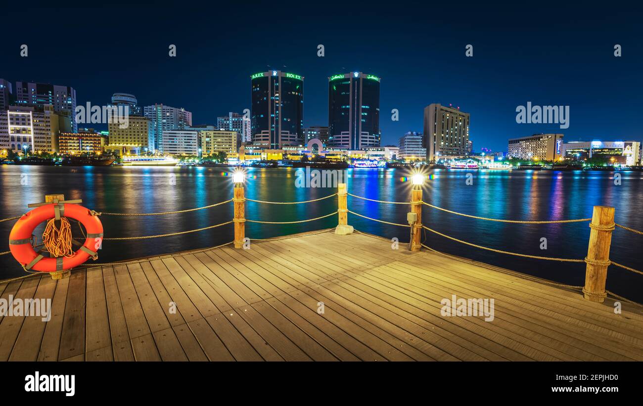 Dubai, EAU, 23 de noviembre de 2020: Al Seef Dubai Creek por la noche. Transporte público de agua que conecta varios distritos como Business Bay y Marina. Foto de stock
