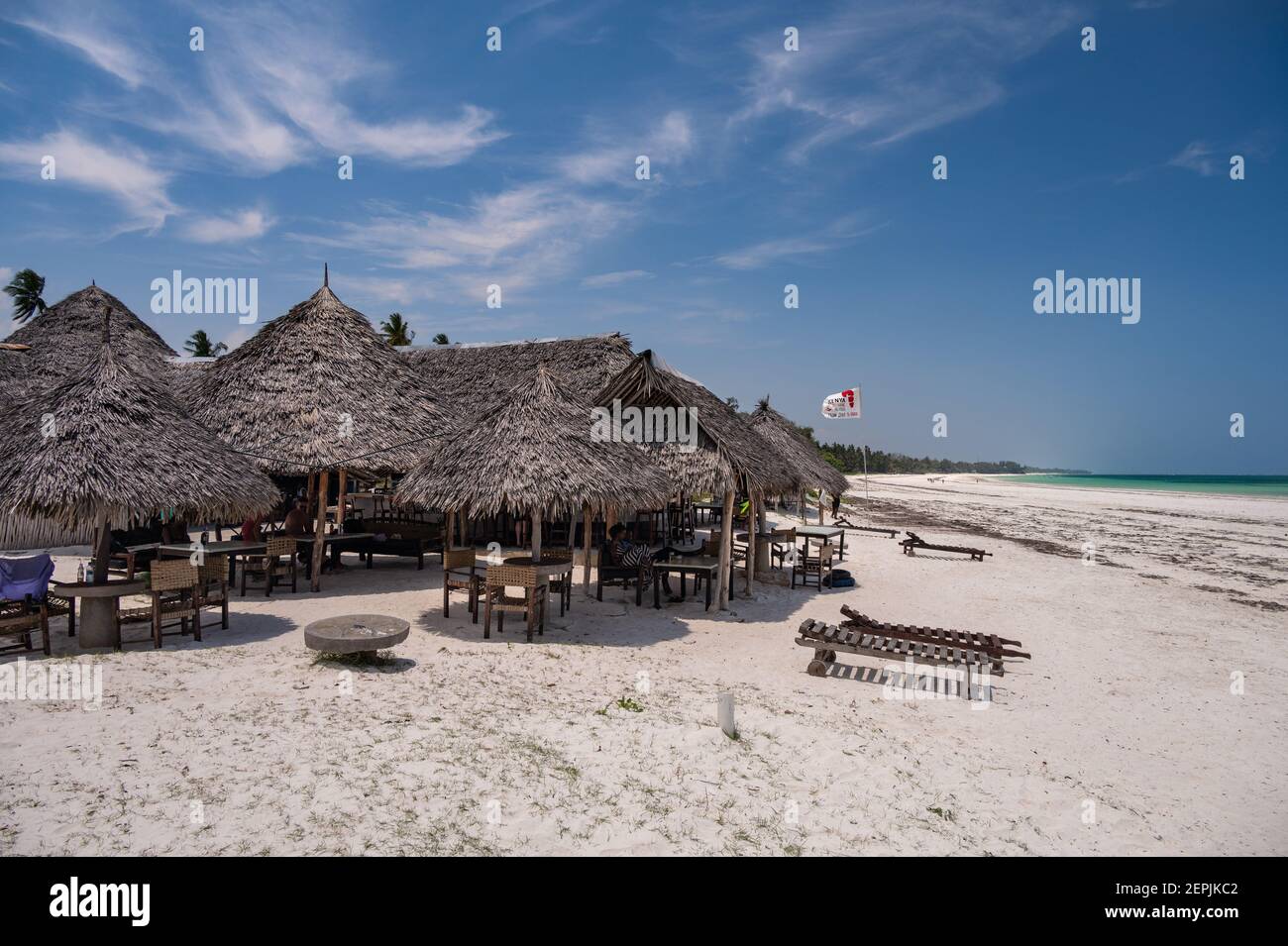 La gente se sentó en un bar de playa con vistas al océano Índico, Diani, Kenia, África del este Foto de stock