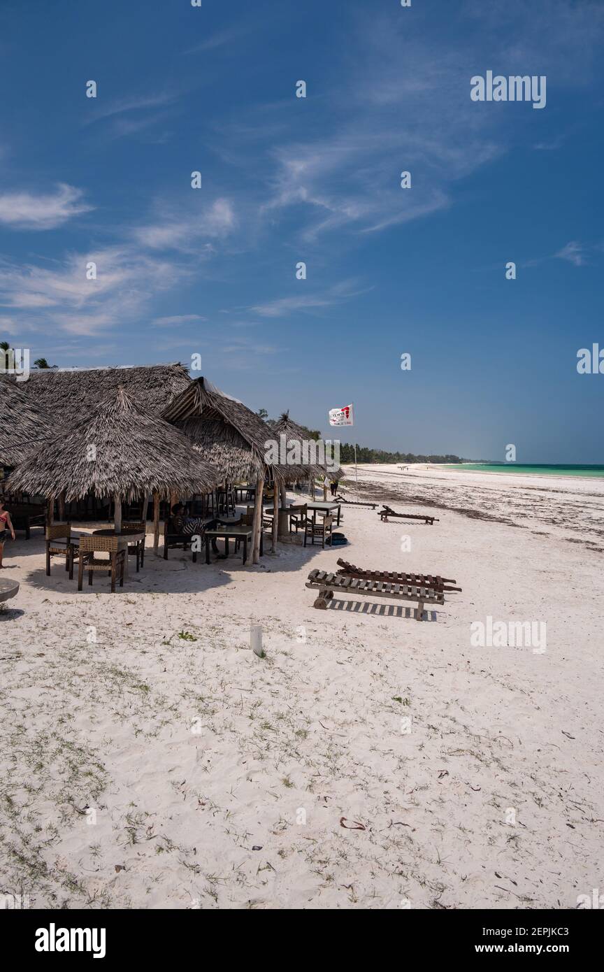 La gente se sentó en un bar de playa con vistas al océano Índico, Diani, Kenia, África del este Foto de stock