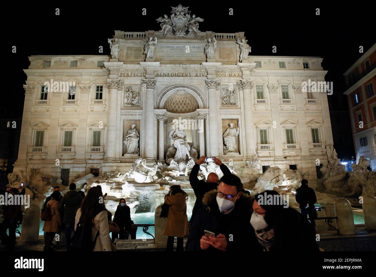 La gente visita la Fontana de Trevi, en medio del brote de la enfermedad coronavirus (COVID-19), en Roma, Italia, 27 de febrero de 2021. REUTERS/Remo Casilli Foto de stock