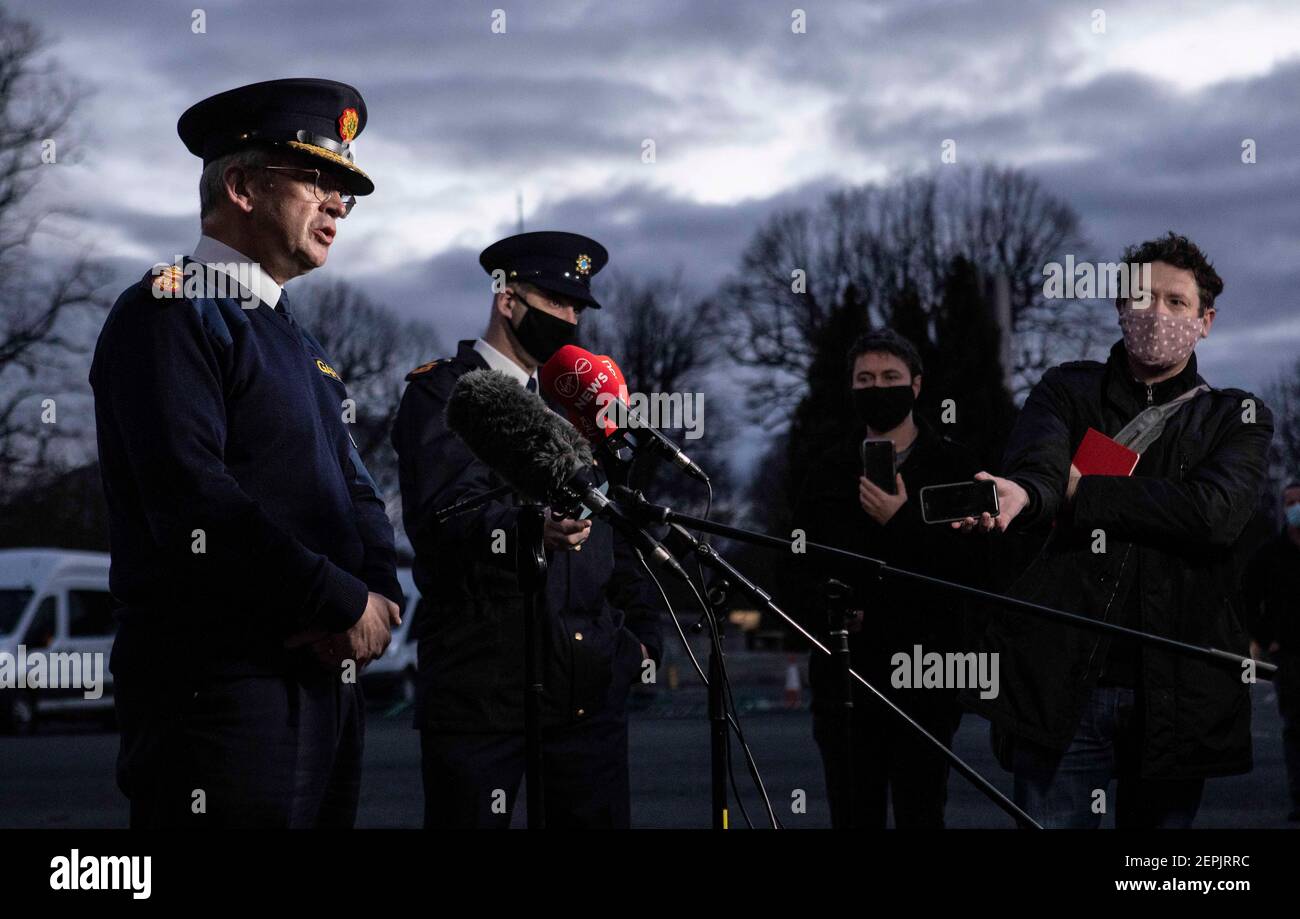 El Comisionado de Garda, Drew Harris, habla con los medios de comunicación después de que varias personas fueron detenidas tras una protesta contra el cierre de la cárcel en Dublín el sábado. Foto de stock