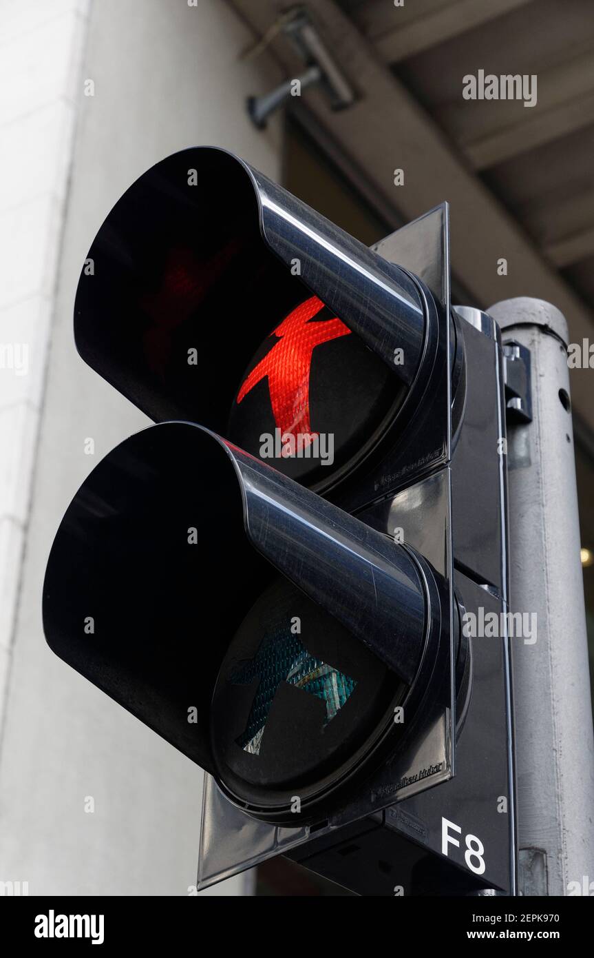 Un semáforo peatonal rojo Ampelmann en Berlín Oriental, Alemania Foto de stock